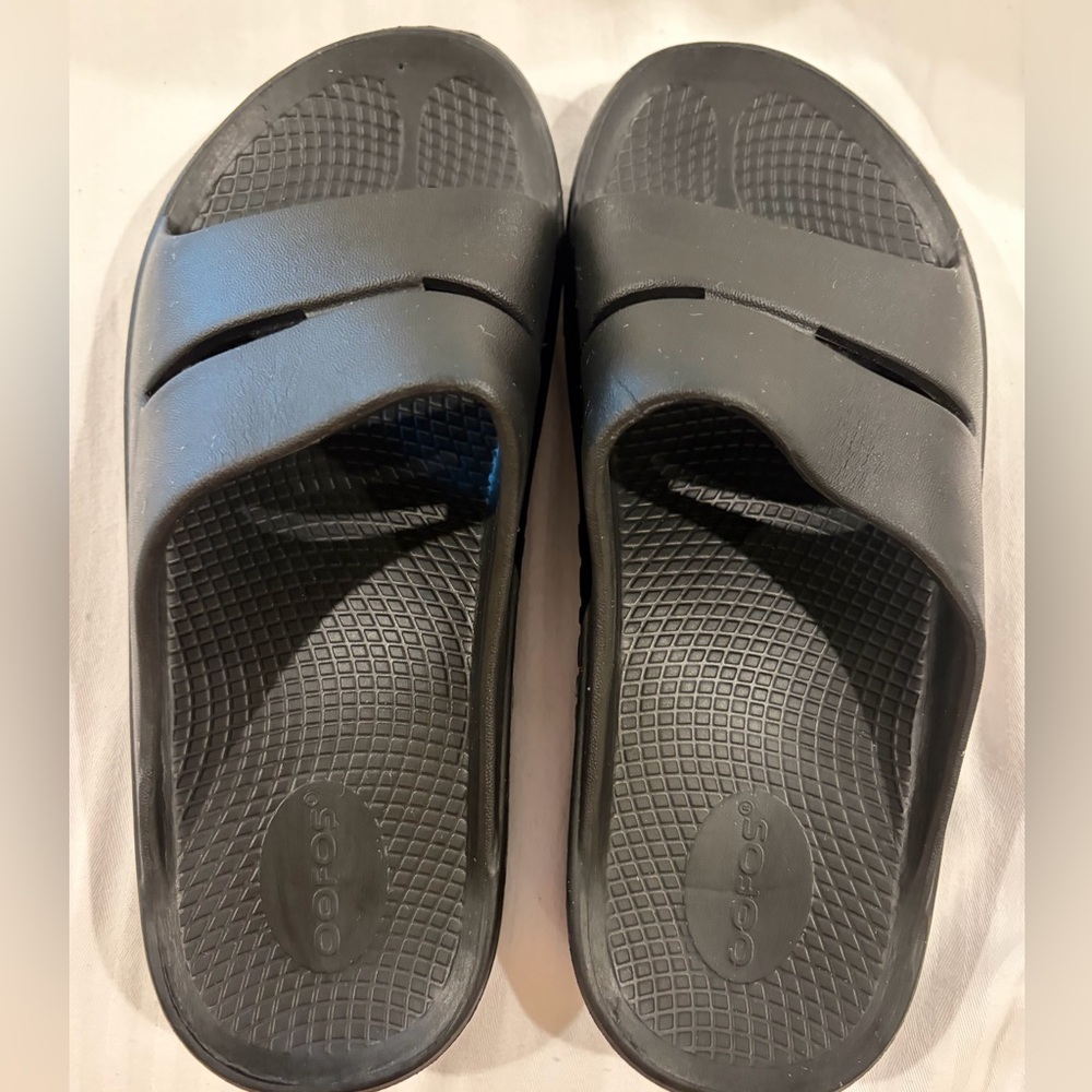 OOFOS Black Slide Sandals with Cross Strap Size 8 Women’s